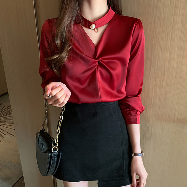 Stilīga sieviešu blūze ar špica kakla izgriezumu un garām piedurknēm