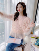 Stiilne naiste pluus ovaalse kaelusega ja laiade varrukatega