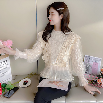 Stiilne naiste pluus ovaalse kaelusega ja laiade varrukatega