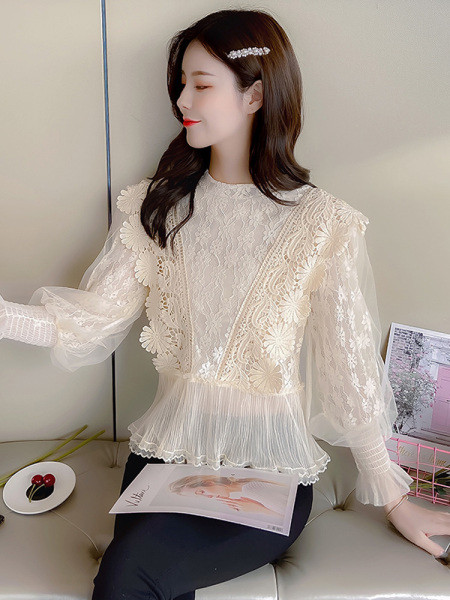 Stiilne naiste pluus ovaalse kaelusega ja laiade varrukatega