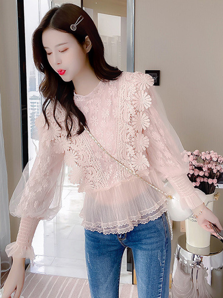 Stiilne naiste pluus ovaalse kaelusega ja laiade varrukatega