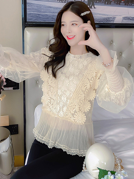 Stiilne naiste pluus ovaalse kaelusega ja laiade varrukatega