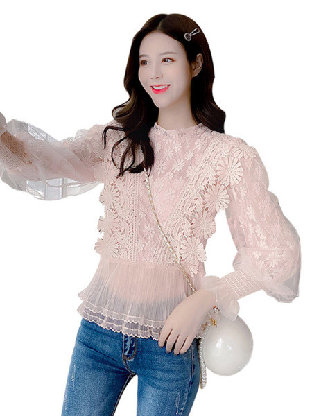 Stiilne naiste pluus ovaalse kaelusega ja laiade varrukatega