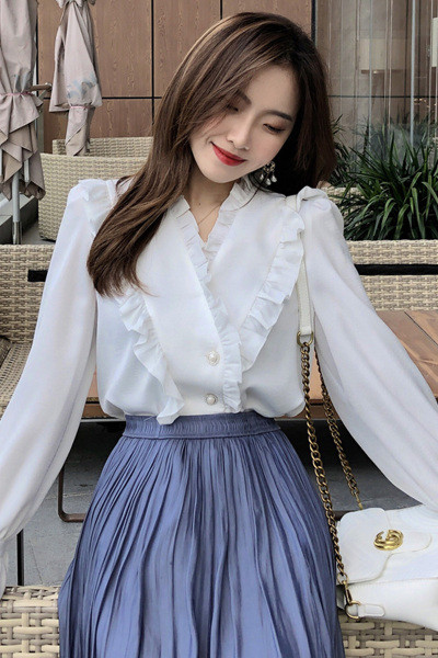 Elegants sieviešu krekls ar špica kakla izgriezumu un garām piedurknēm