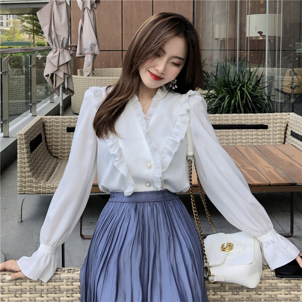 Elegants sieviešu krekls ar špica kakla izgriezumu un garām piedurknēm