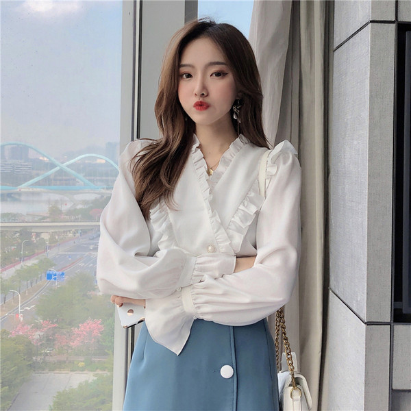 Elegants sieviešu krekls ar špica kakla izgriezumu un garām piedurknēm