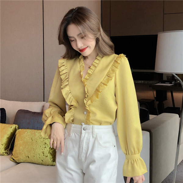 Elegants sieviešu krekls ar špica kakla izgriezumu un garām piedurknēm