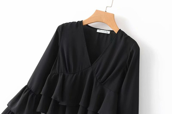 Īsa sieviešu blūze ar V veida kakla izgriezumu un kakla izgriezumu