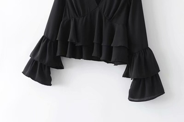 Īsa sieviešu blūze ar V veida kakla izgriezumu un kakla izgriezumu