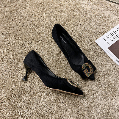 Modernūs moteriški batai iš ekologiškos zomšos su metaliniu elementu ir plonu kulnu