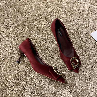 Modernūs moteriški batai iš ekologiškos zomšos su metaliniu elementu ir plonu kulnu