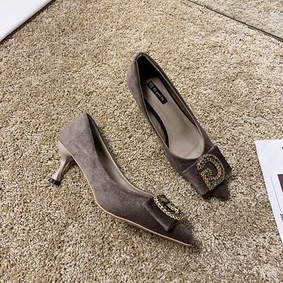 Modernūs moteriški batai iš ekologiškos zomšos su metaliniu elementu ir plonu kulnu