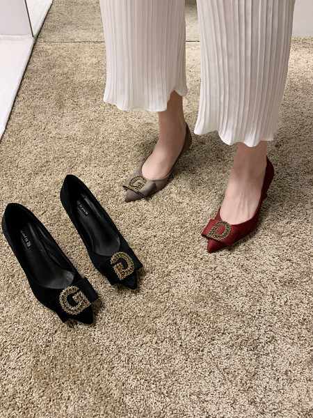 Modernūs moteriški batai iš ekologiškos zomšos su metaliniu elementu ir plonu kulnu