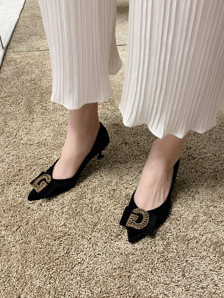 Modernūs moteriški batai iš ekologiškos zomšos su metaliniu elementu ir plonu kulnu