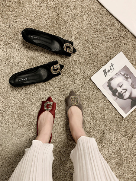 Modernūs moteriški batai iš ekologiškos zomšos su metaliniu elementu ir plonu kulnu