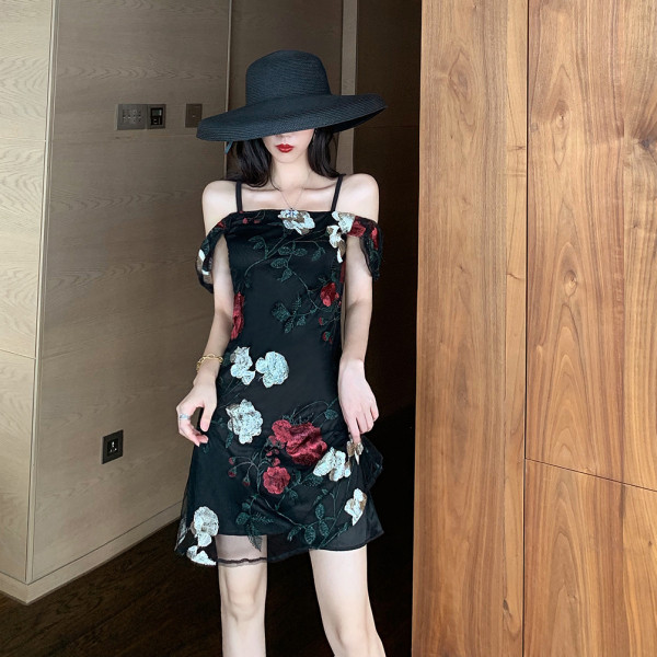 Stilinga moteriška suknelė su petnešėlėmis ir siuvinėjimais