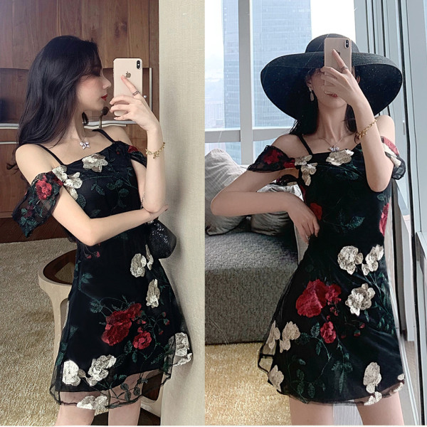 Stilinga moteriška suknelė su petnešėlėmis ir siuvinėjimais