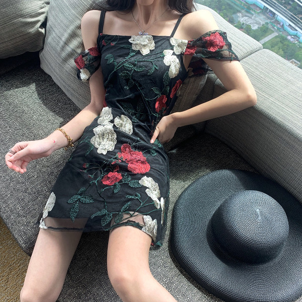 Stilinga moteriška suknelė su petnešėlėmis ir siuvinėjimais