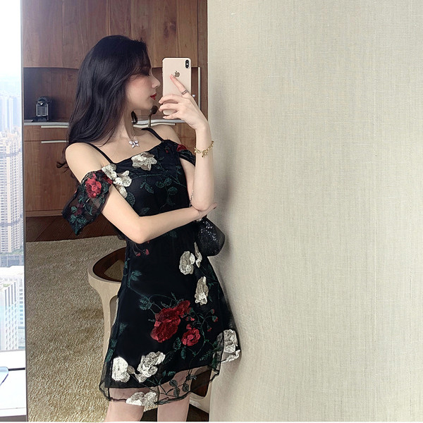 Stilinga moteriška suknelė su petnešėlėmis ir siuvinėjimais