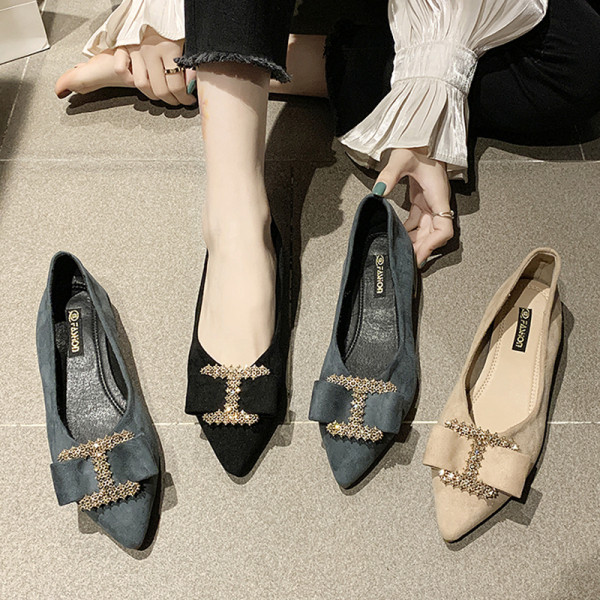 Modern női cipő öko velúrból, fém elemmel - hegyes modell