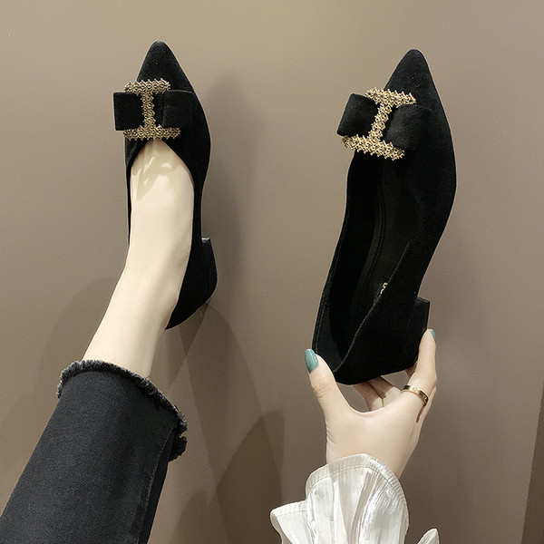 Modern női cipő öko velúrból, fém elemmel - hegyes modell