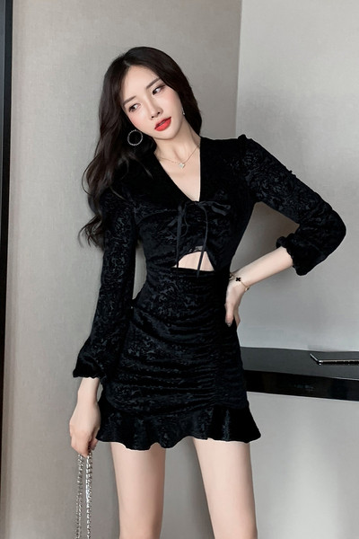 Moteriška aksominė suknelė su kaklaraiščiais ir špicine iškirpte