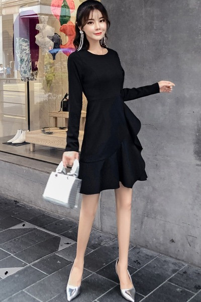 Naiste vabaaja kleit pikkade varrukate ja ümara kaelusega