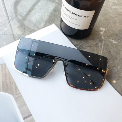 Vėjo nepraleidžiantys saulės akinių rėmeliai su spalvotais lęšiais