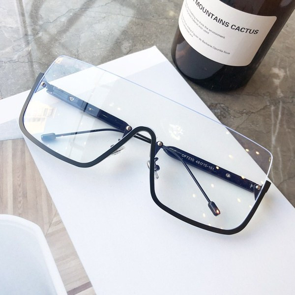 Vėjo nepraleidžiantys saulės akinių rėmeliai su spalvotais lęšiais