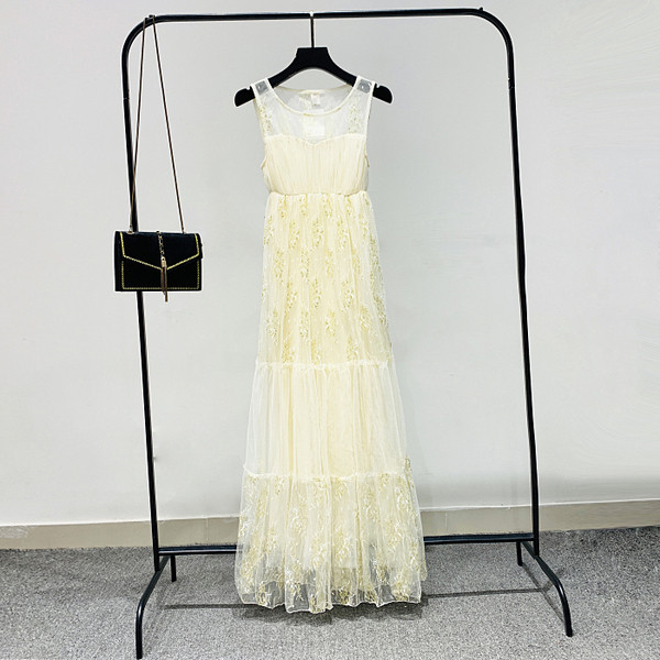 Modern női hosszú csipkeruha - kivágott modell