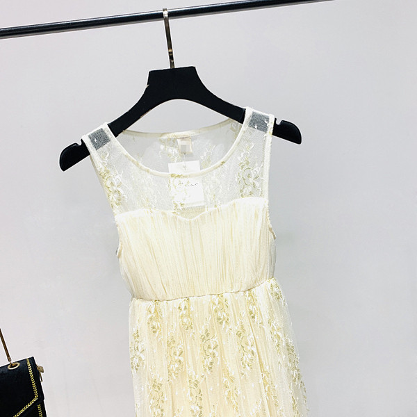 Modern női hosszú csipkeruha - kivágott modell