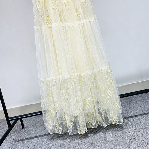 Modern női hosszú csipkeruha - kivágott modell