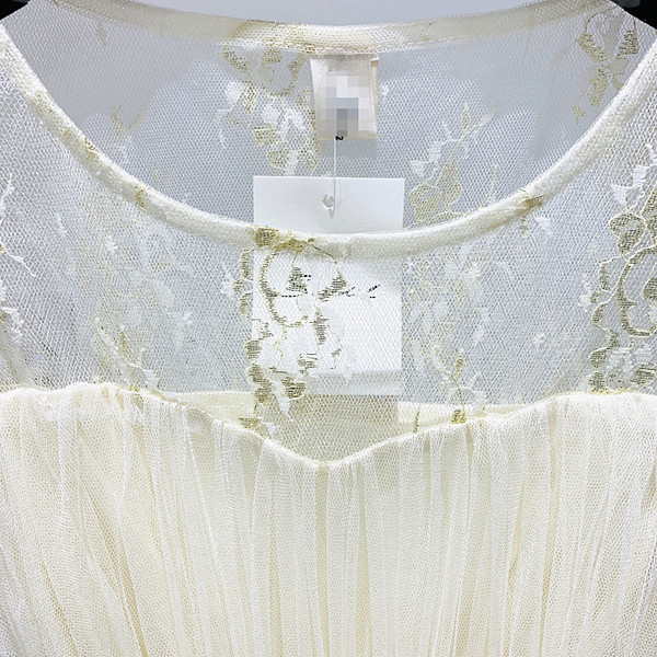 Modern női hosszú csipkeruha - kivágott modell