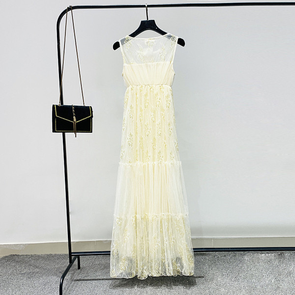 Modern női hosszú csipkeruha - kivágott modell