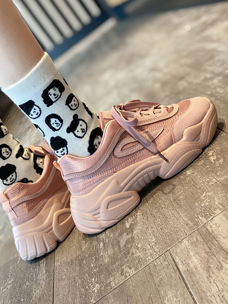 Modern női tornacipő rózsaszín fűzővel