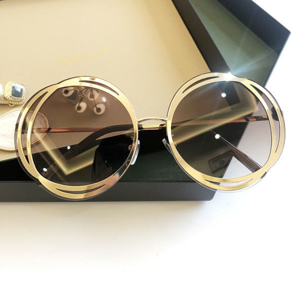 Model nou de ochelari de soare de dama cu forma rotunda si rame subtiri