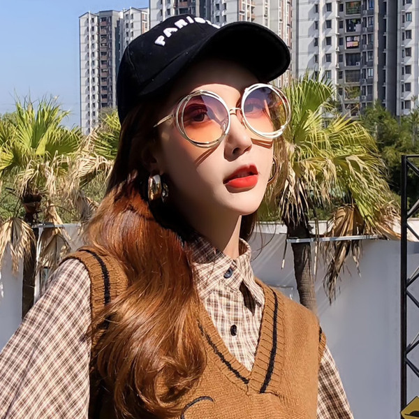 Model nou de ochelari de soare de dama cu forma rotunda si rame subtiri