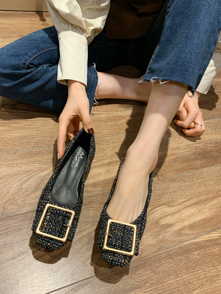 Alkalmi női kockás cipő alacsony 4 cm vastag sarokkal és fém csattal