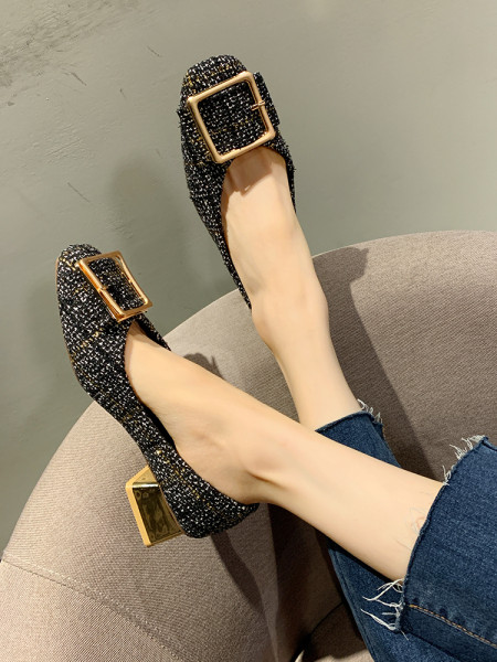 Alkalmi női kockás cipő alacsony 4 cm vastag sarokkal és fém csattal