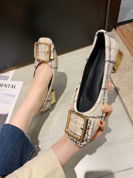 Alkalmi női kockás cipő alacsony 4 cm vastag sarokkal és fém csattal