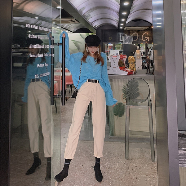 Laisvalaikio moteriškos kelnės aukštu juosmeniu ir diržu