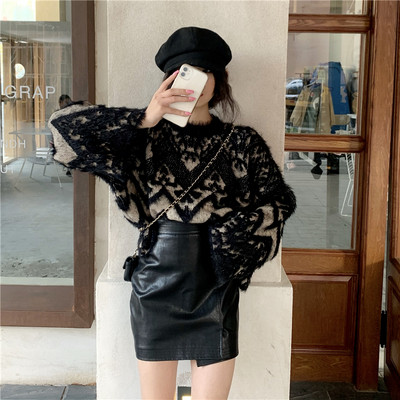 Platus moteriškas megztinis su ovalia iškirpte