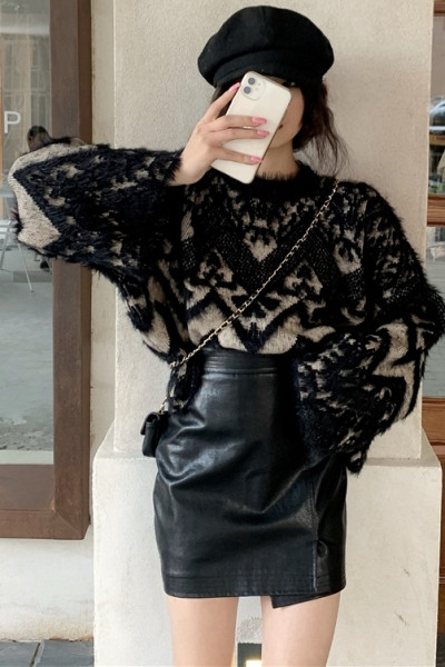 Platus moteriškas megztinis su ovalia iškirpte