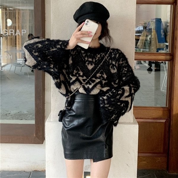 Platus moteriškas megztinis su ovalia iškirpte