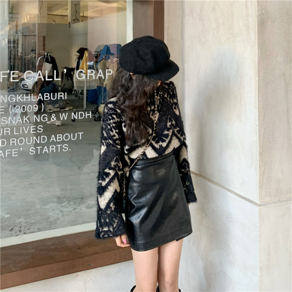 Platus moteriškas megztinis su ovalia iškirpte