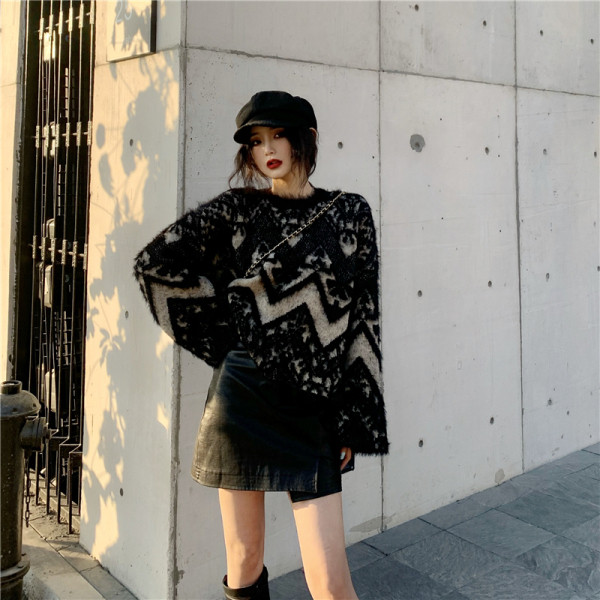 Platus moteriškas megztinis su ovalia iškirpte