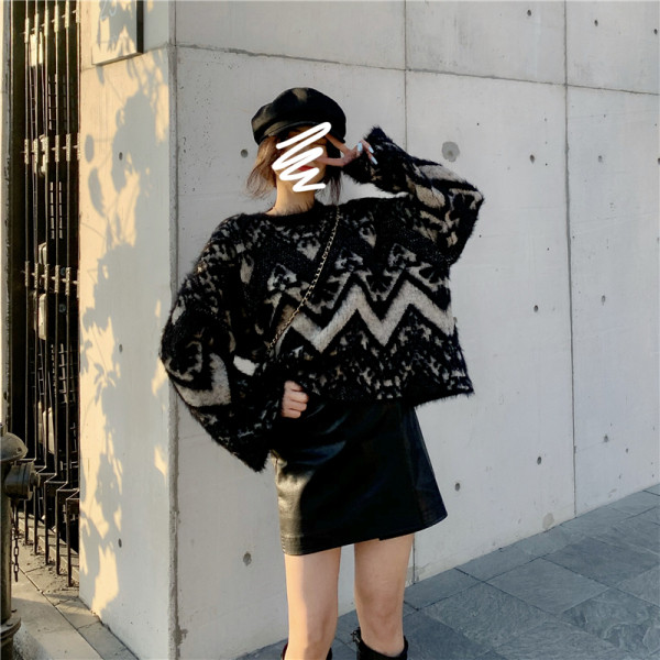 Platus moteriškas megztinis su ovalia iškirpte