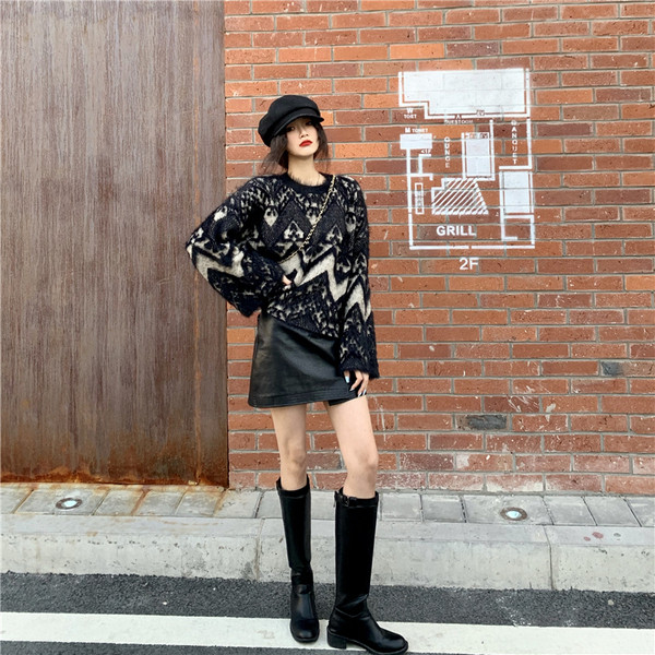 Platus moteriškas megztinis su ovalia iškirpte