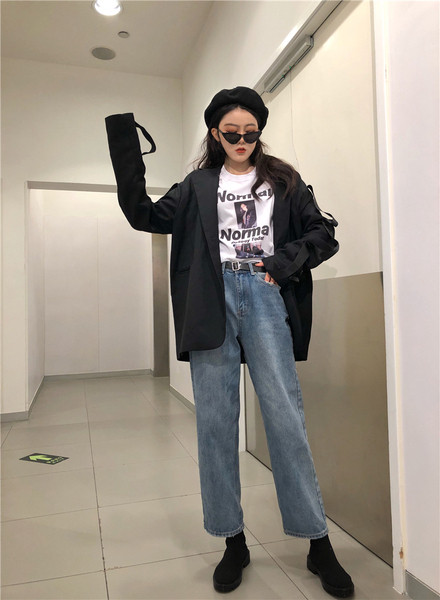 Moteriškų laisvalaikio džinsų platus ir tiesus modelis