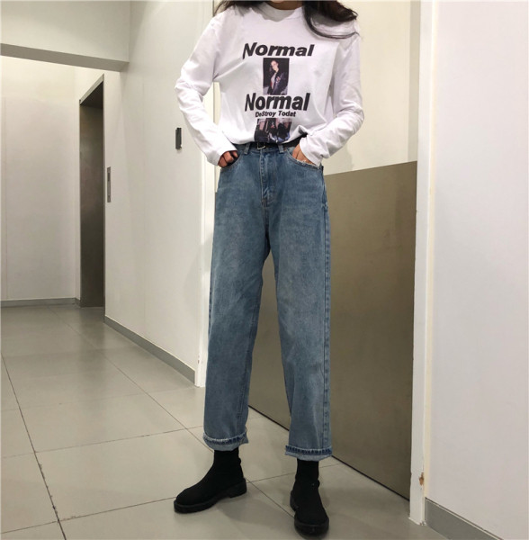 Moteriškų laisvalaikio džinsų platus ir tiesus modelis